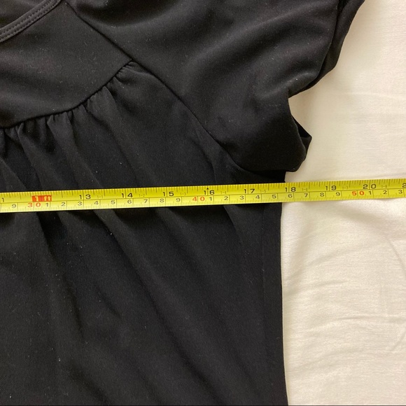 FREE IF BUNDLED Black Top Short Sleeve Scoopneck Pleated Blouse Medium EUC - Picture 9 of 9